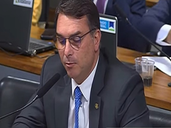 Flávio Bolsonaro é acusado de “banalizar” Holocausto