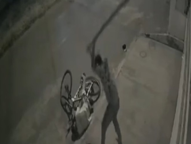 Vídeo: homem é flagrado matando jovem a pauladas