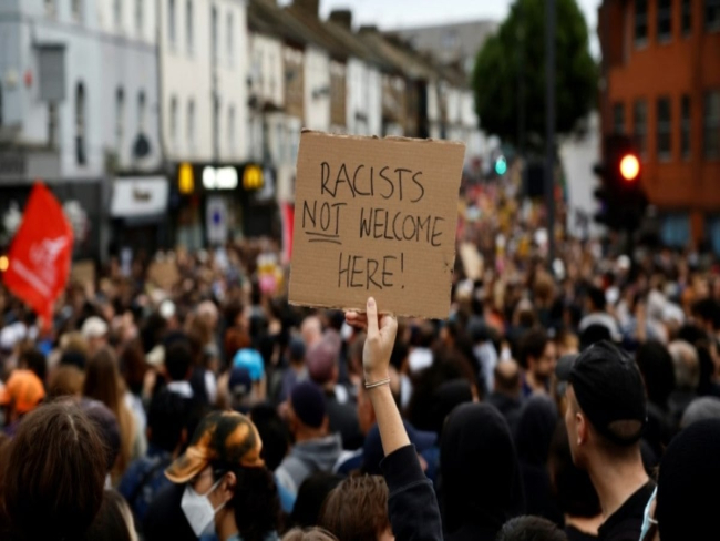 Milhares se manifestam contra racismo em várias cidades do Reino Unido