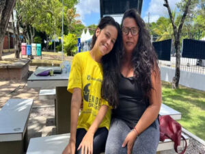 Enem: filha se inscreve no exame para apoiar mãe que faz a prova pela primeira vez