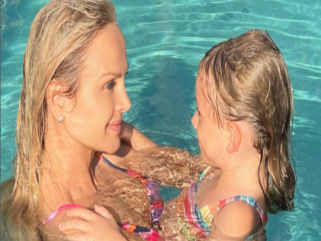 Eliana encanta os seguidores ao postar clique na piscina com a filha; confira